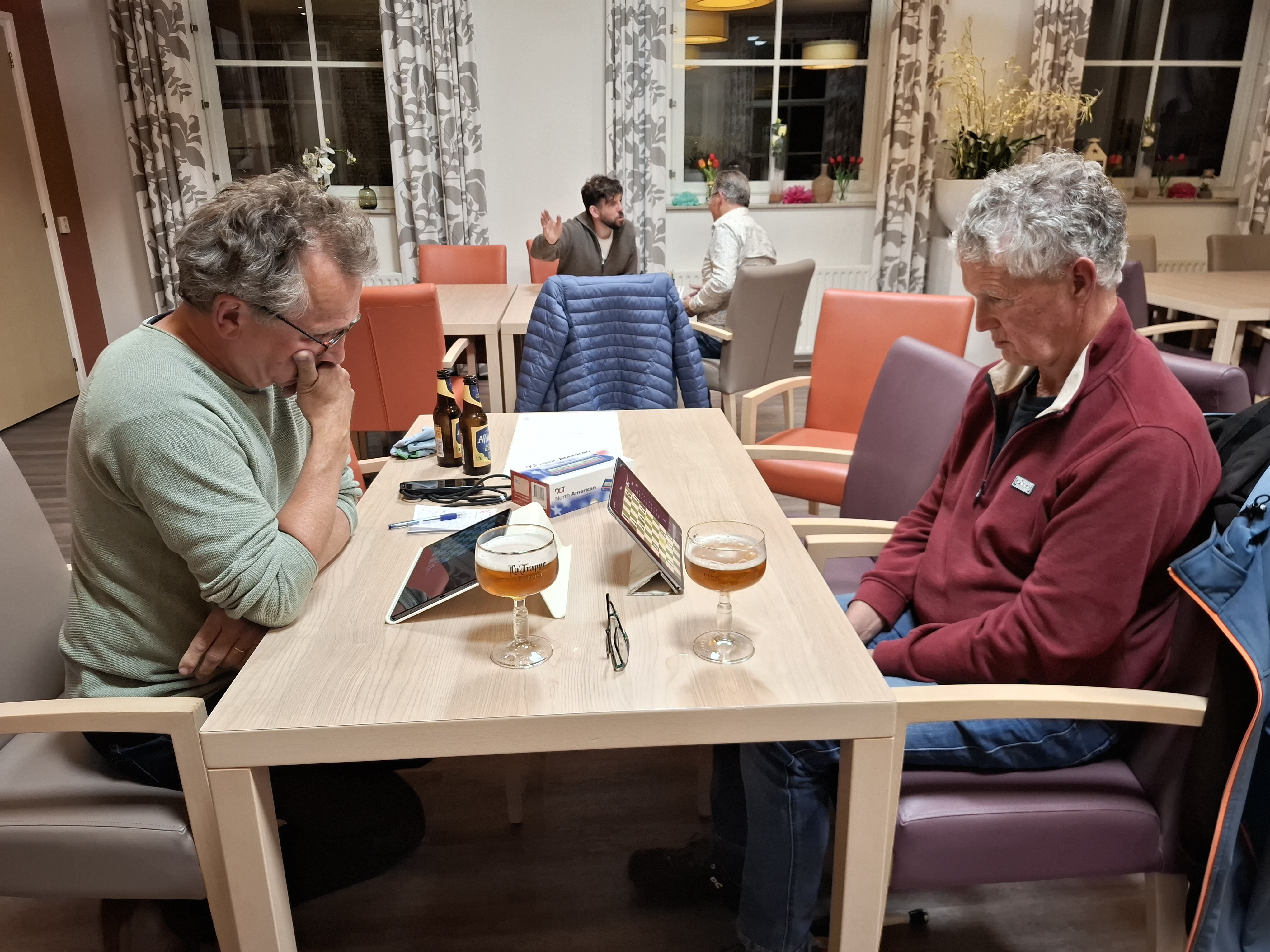 Kersten (links) was eerder op de avond nog in diep gepeins verzonken na een variant van Krijger.