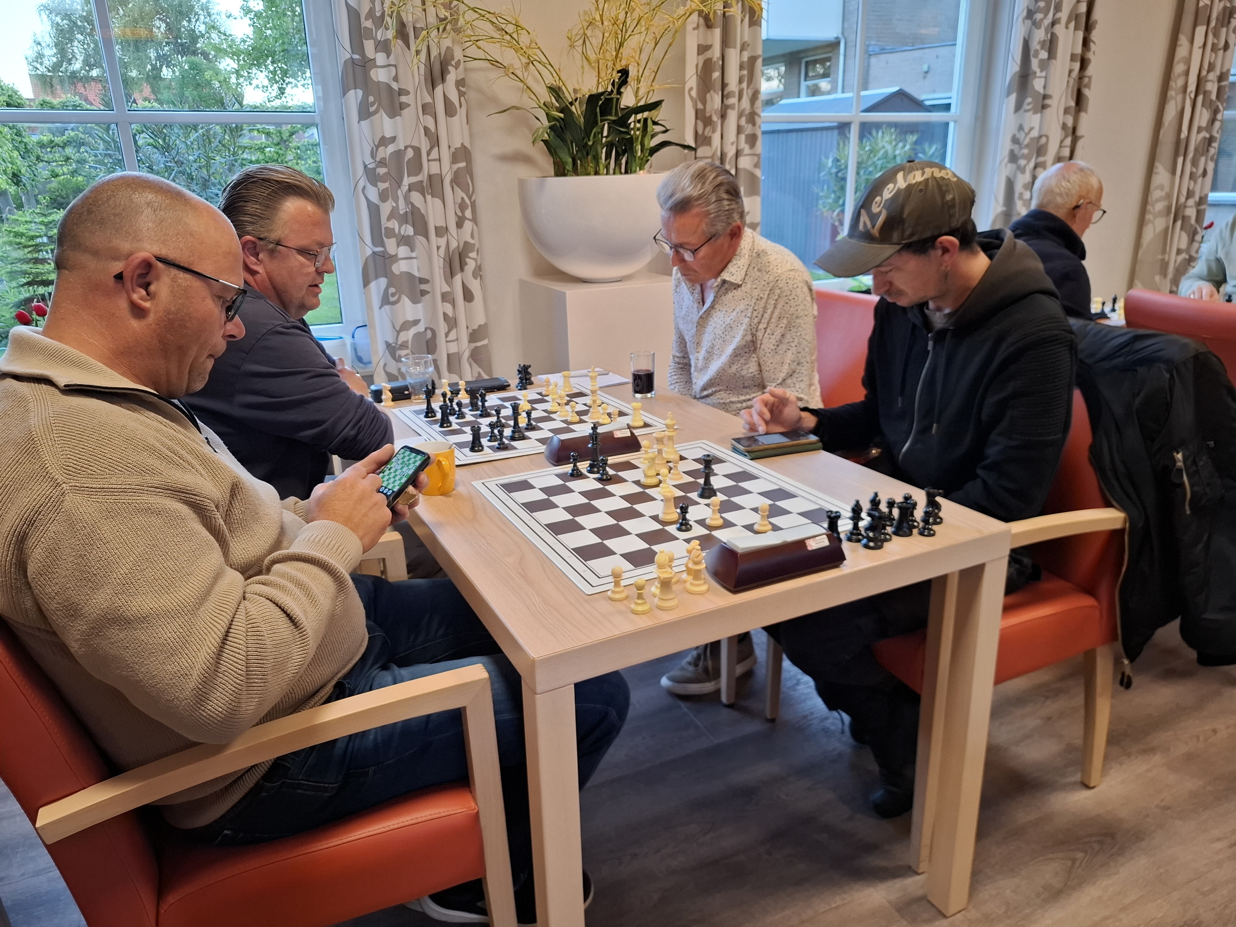 Ben van der Westen (rechts) had tegen Arjan Bom een mooi mat in elkaar gepuzzeld.