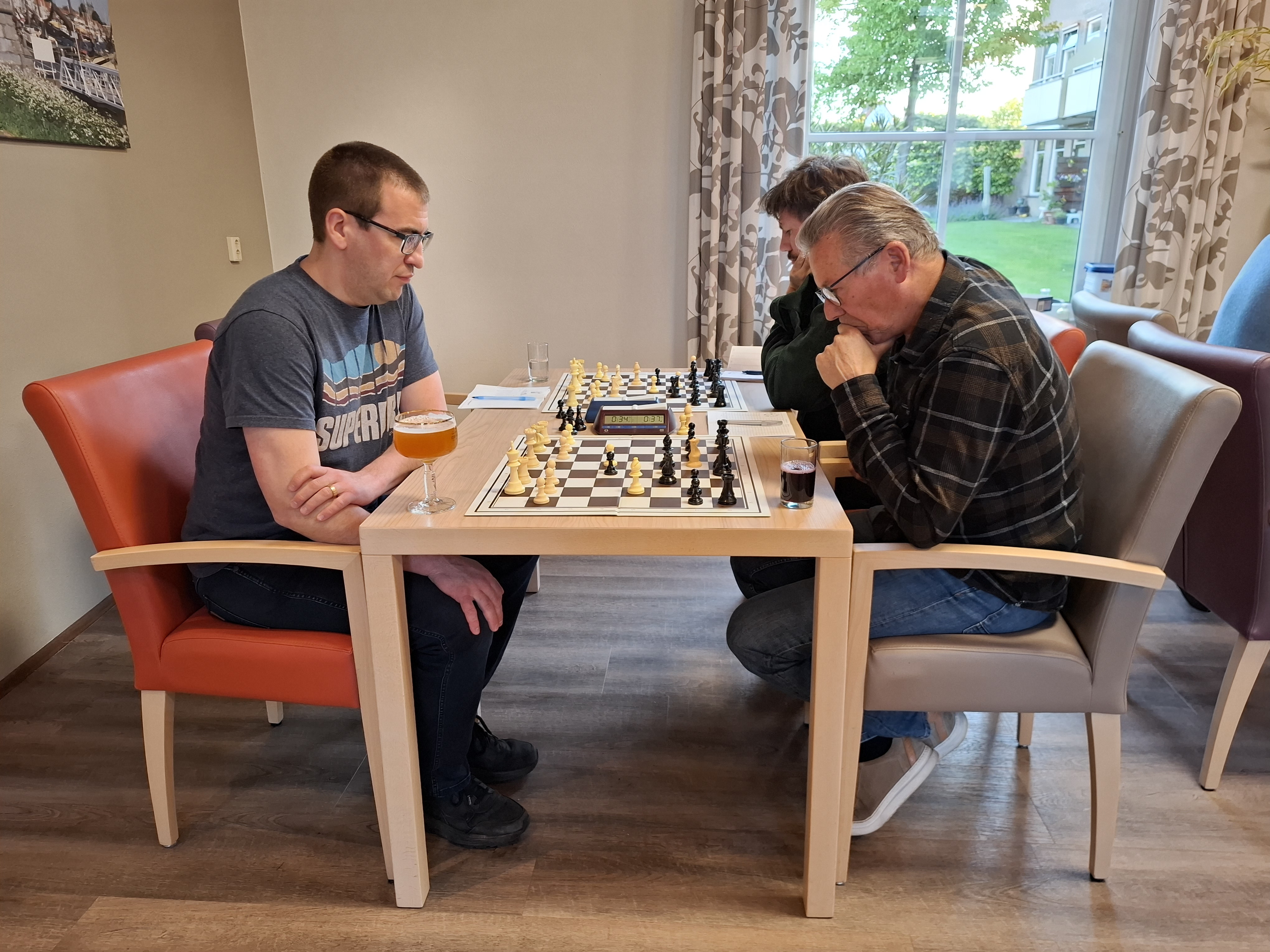 De Vrieze (links) en Weeland (rechts) hoopten nu wel een keer van elkaar te winnen. Echter ook nu werd het remise, een tiende keer in veertien duels.