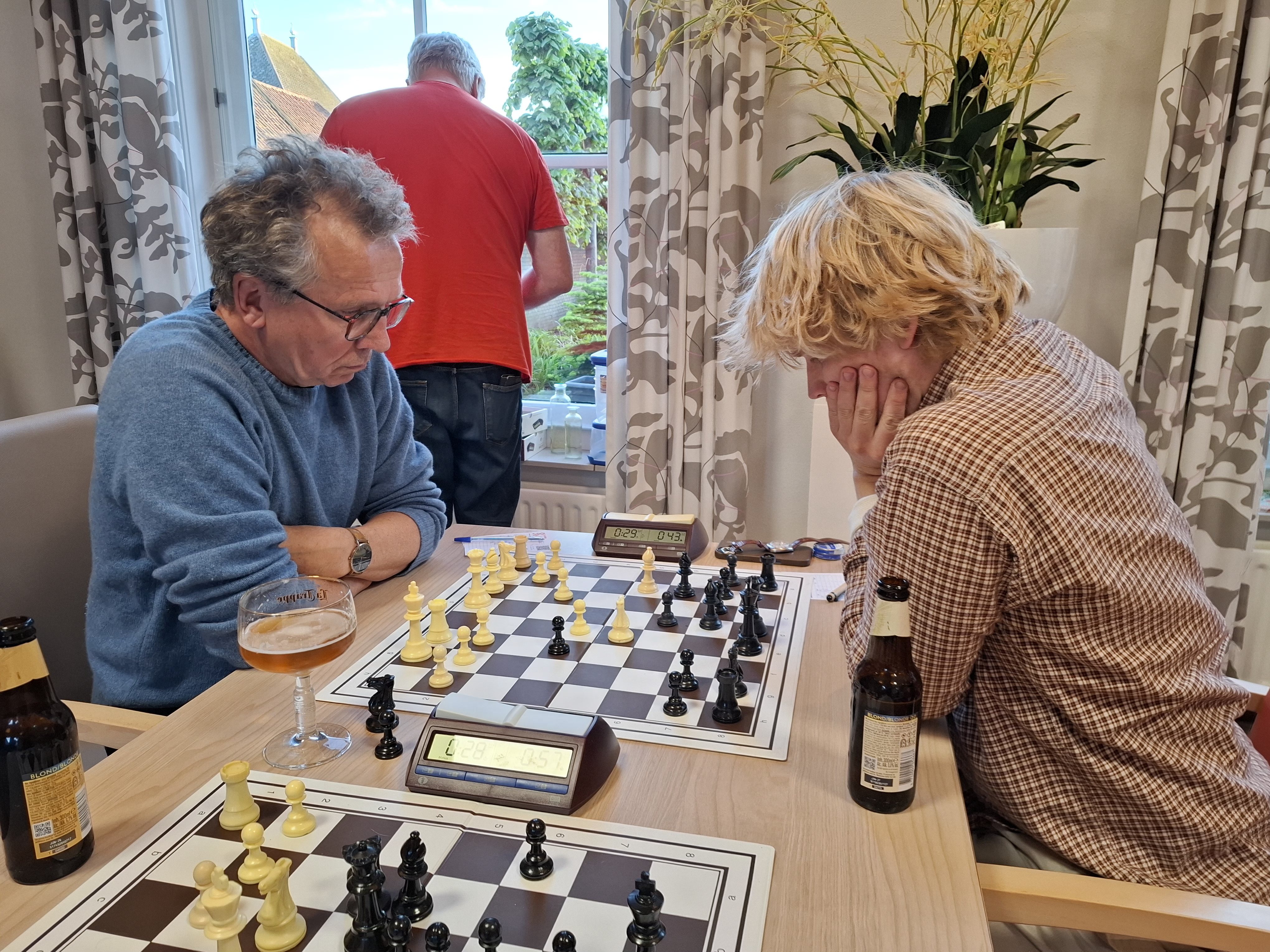 Pronk (rechts) moest tegen kampioen Kersten (links) bijna het onmogelijke presteren. Zijn Rousseau-gambiet werd echter vakkundig ontmanteld.