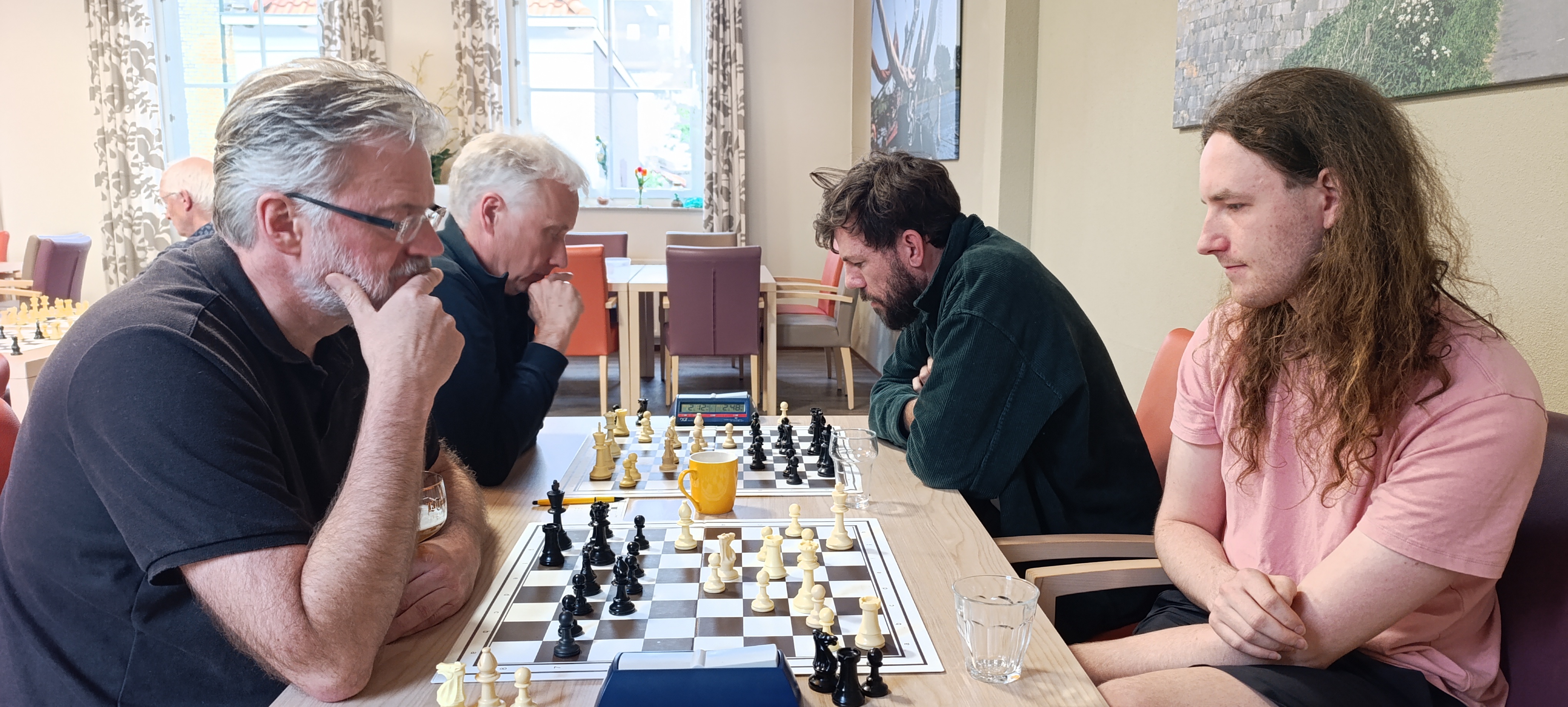 Jeroen van Straten (linksachter) werd uiteindelijk de winnaar van het snelschaak.