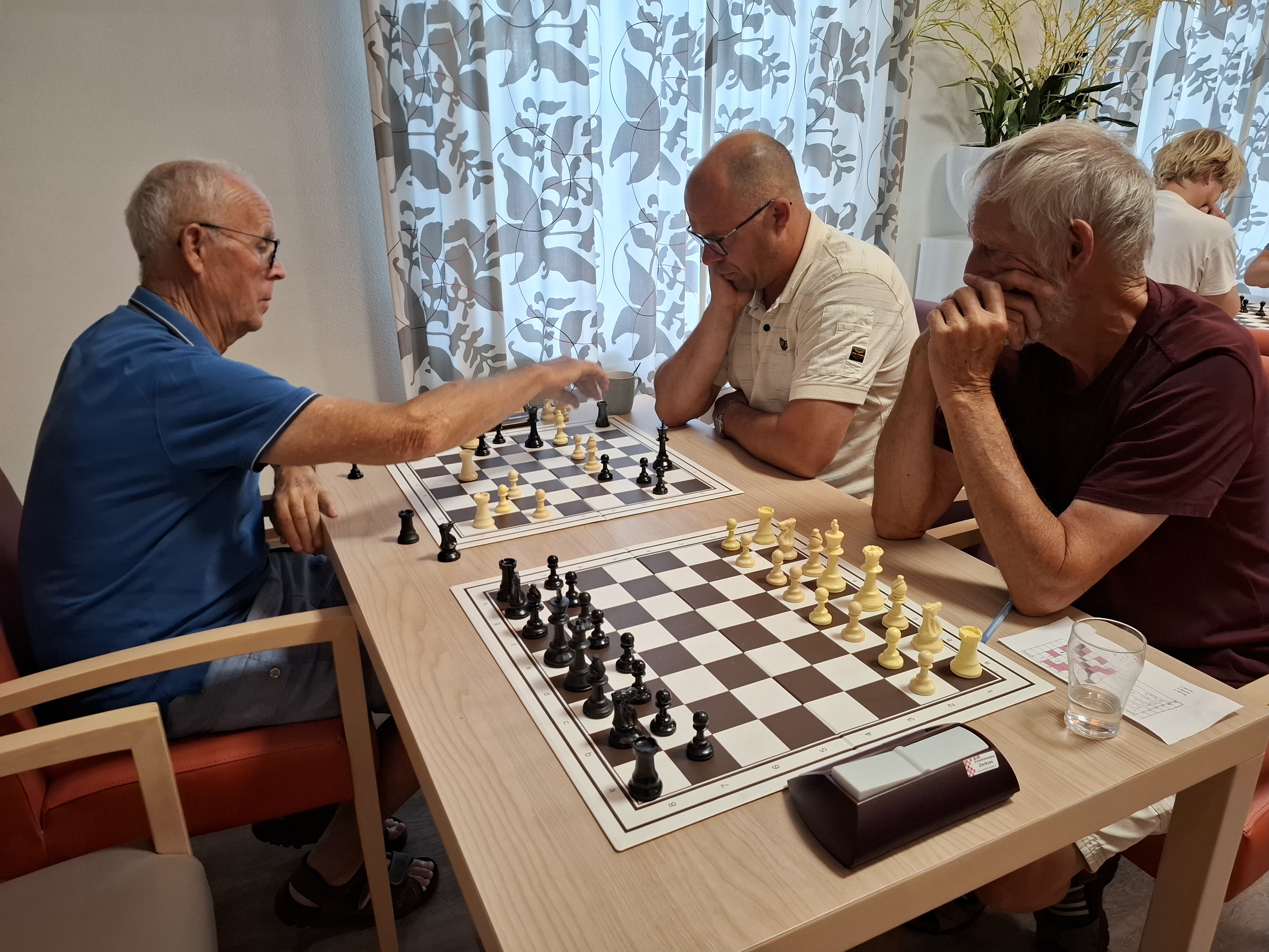 Dick Doeswijk en Arjan Bom onder toeziend oog van Fokko Baakman.
